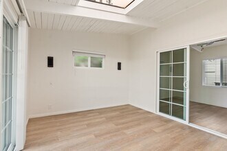 525 Catalina St in Laguna Beach, CA - Foto de edificio - Building Photo