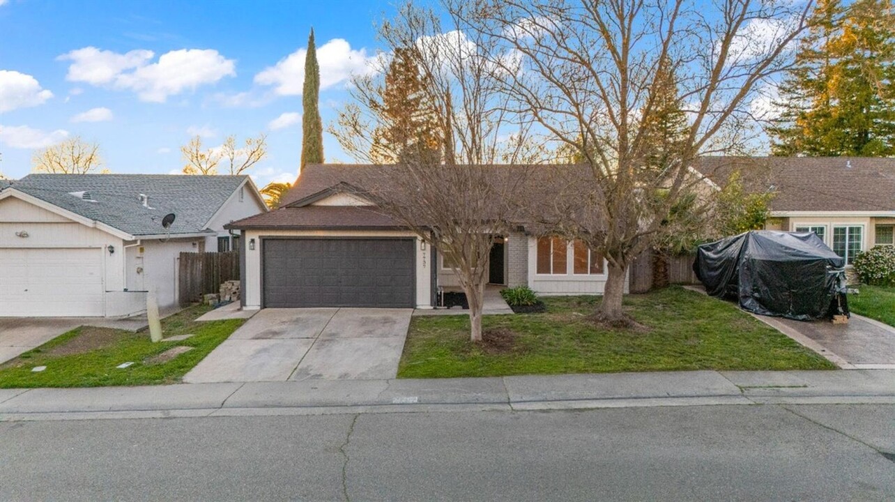 7737 Antelope Hills Dr in Antelope, CA - Building Photo