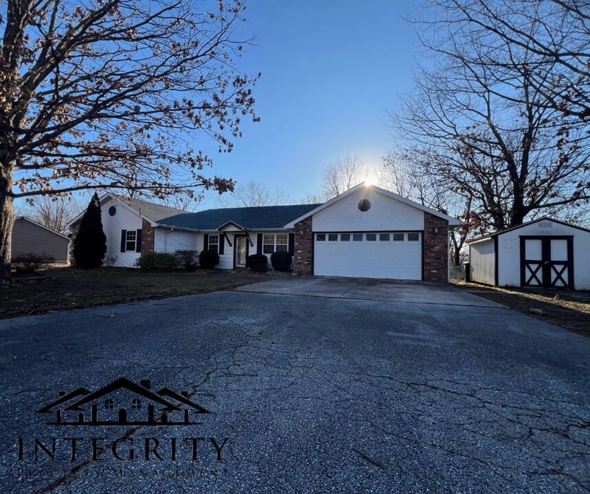 20305 Henry Ln in Dixon, MO - Building Photo