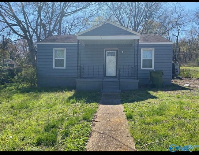property at 905 Fairway Dr NW