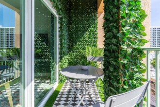 2280 SW 32nd Ave in Miami, FL - Foto de edificio - Building Photo