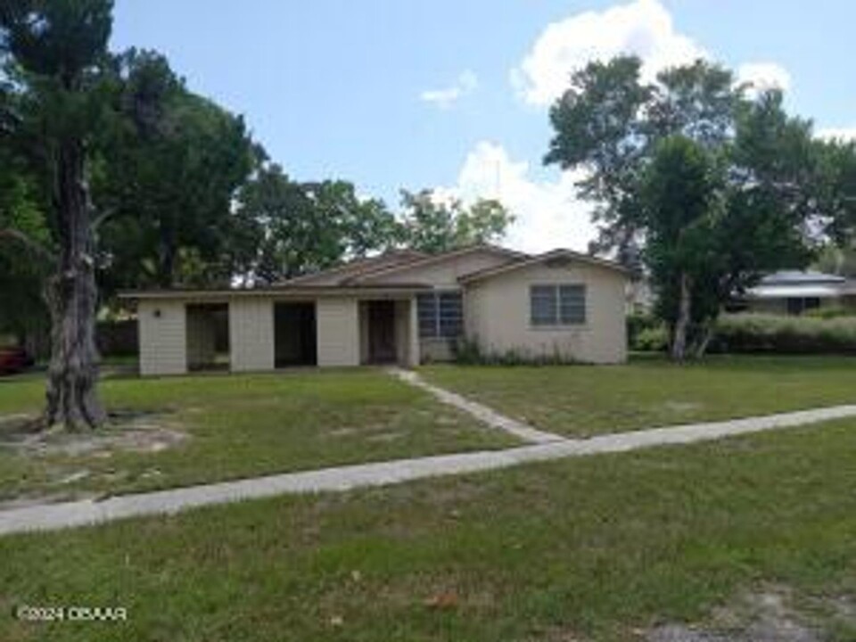 301 Thackery Rd in Ormond Beach, FL - Building Photo