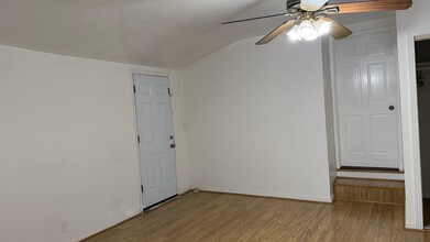 5034 Newcastle Ave, Unit 5034 Newcastle Ave in Encino, CA - Building Photo - Building Photo