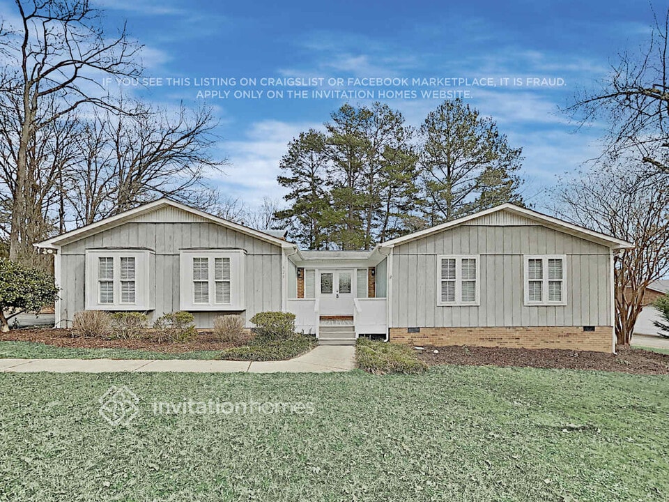 924 Pine Forest Rd in Charlotte, NC - Building Photo