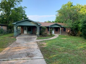 707 Pine St in Woodville, TX - Building Photo