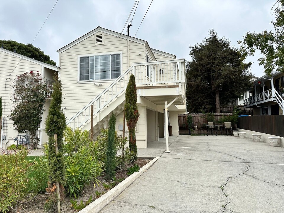 500 Irving Ave in Monterey, CA - Building Photo