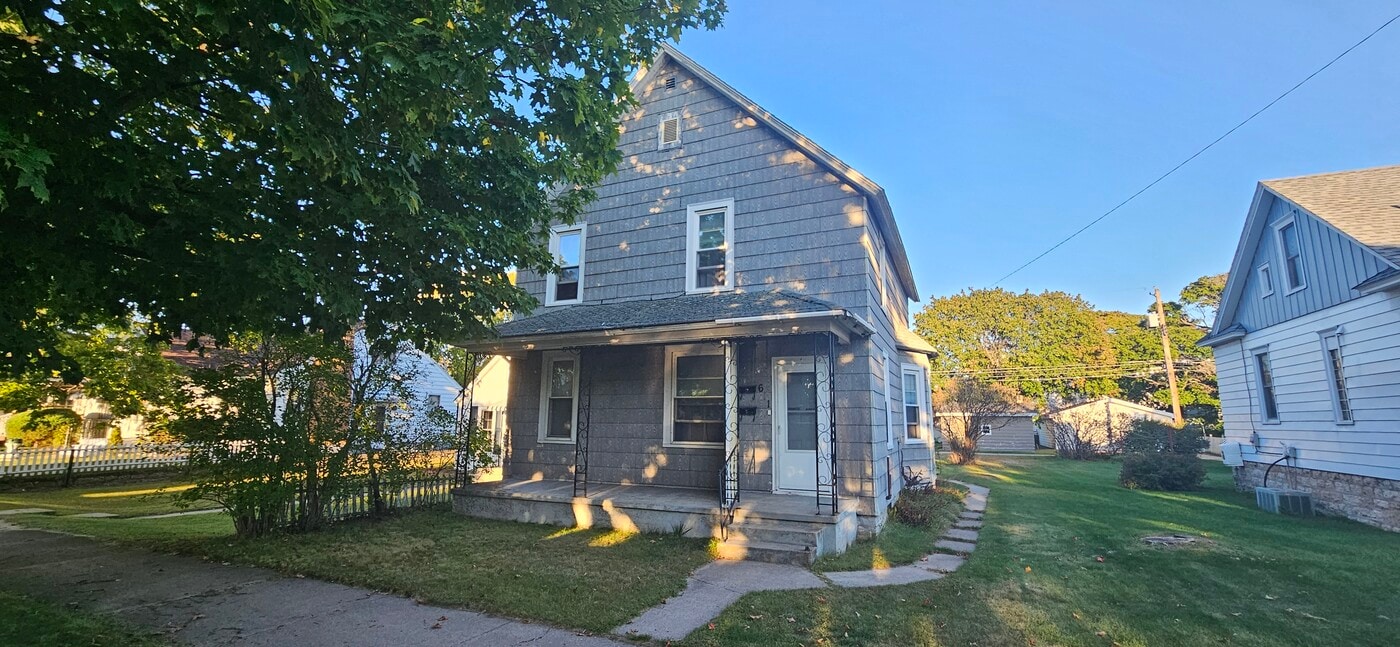 611 S 17th St, Unit 611 Lower in Escanaba, MI - Building Photo
