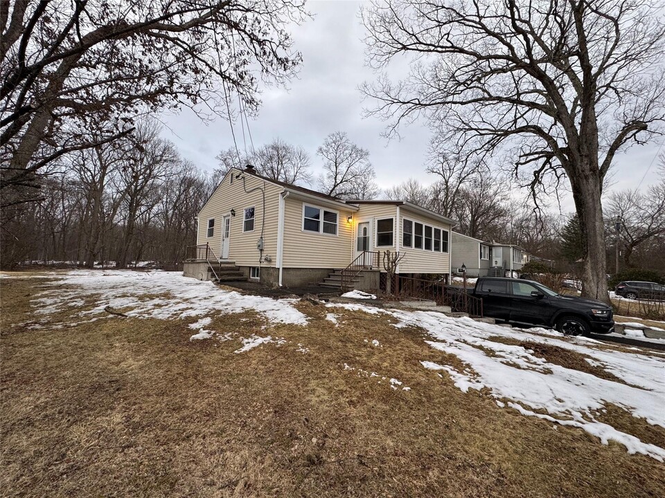 512 Circle Ln in Newburgh, NY - Building Photo