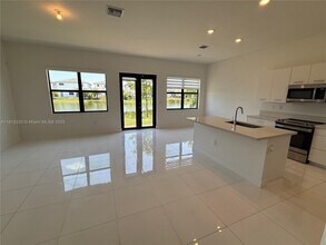 17494 SW 41st St in Miramar, FL - Foto de edificio - Building Photo