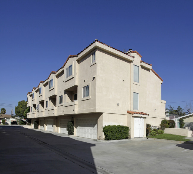 5334-5342 Bishop St in Cypress, CA - Foto de edificio - Building Photo