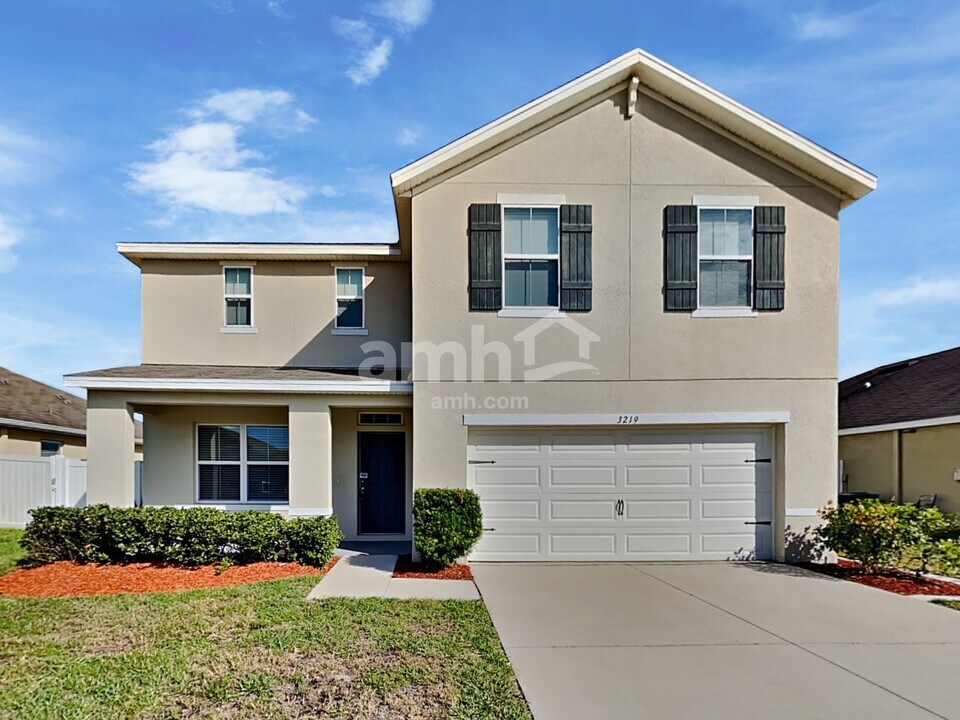 3219 Magnolia Meadows Dr in Plant City, FL - Building Photo