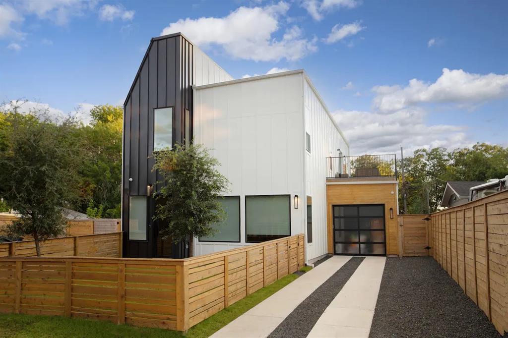 501 Post Rd Dr in Austin, TX - Building Photo