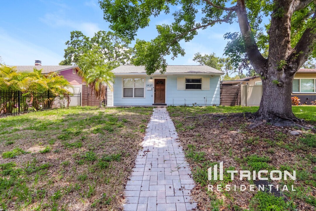 3937 Dartmouth Ave N in St. Petersburg, FL - Building Photo