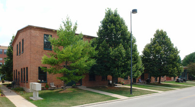 Lawton Foundry Townhomes in De Pere, WI - Foto de edificio - Building Photo