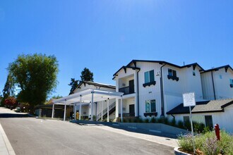 Emerald Court Apartments in Atascadero, CA - Foto de edificio - Interior Photo