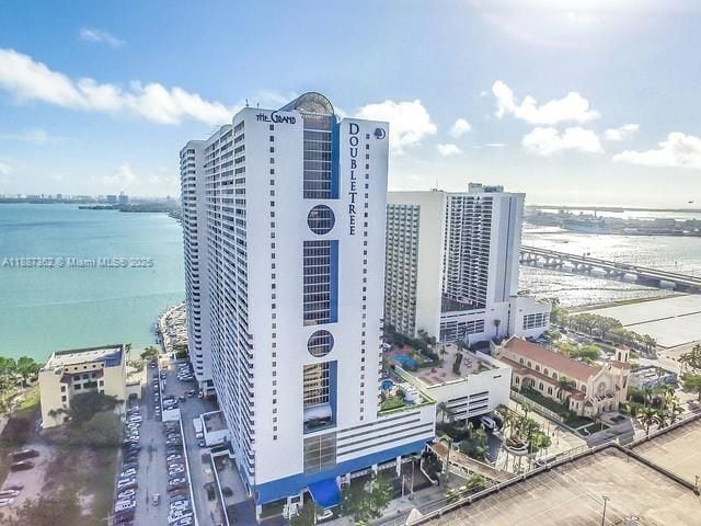 1717 N Bayshore Dr in Miami, FL - Building Photo - Building Photo
