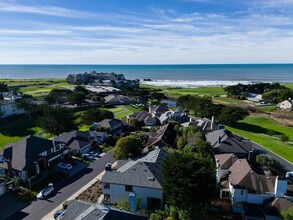 11 Fairway Pl in Half Moon Bay, CA - Building Photo - Building Photo