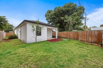 633 55th St in West Palm Beach, FL - Building Photo - Building Photo