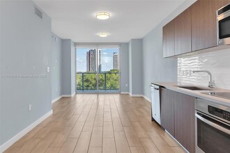 1600 SW 1st Ave, Unit 613 in Miami, FL - Foto de edificio - Building Photo
