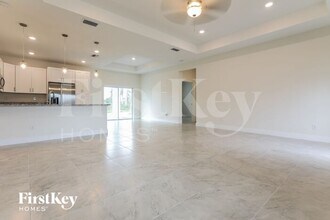 4594 Flamlau Ave in North Port, FL - Foto de edificio - Building Photo