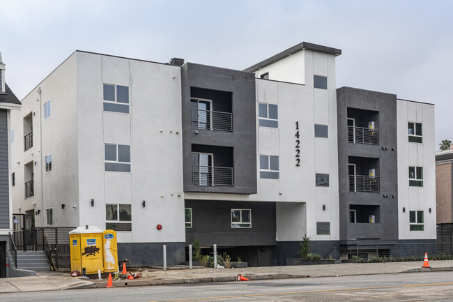 14222 Victory Blvd in Van Nuys, CA - Building Photo - Building Photo