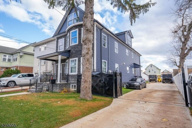911 Monroe Ave in Elizabeth, NJ - Building Photo - Building Photo
