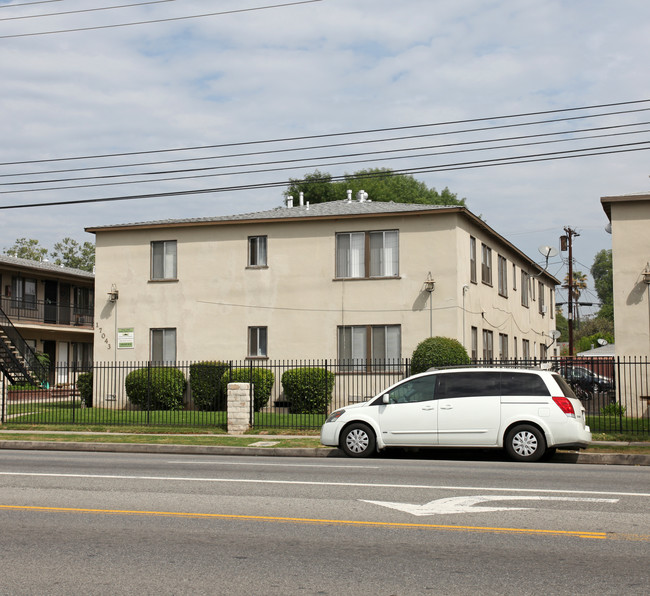 17043 Vanowen St in Van Nuys, CA - Building Photo - Building Photo