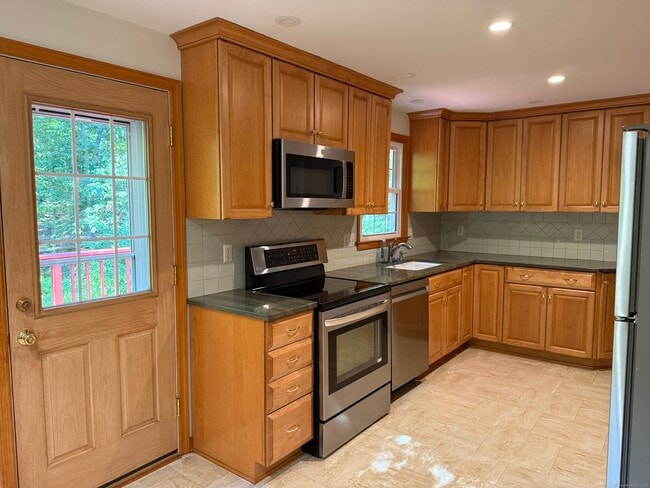 19 Greenwood Ln in Shelton, CT - Building Photo - Building Photo