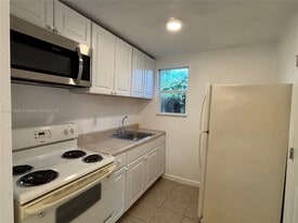 610 E Campus Cir in Fort Lauderdale, FL - Building Photo