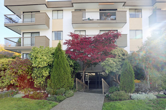 Mountain View Apartments in North Vancouver, BC - Building Photo - Building Photo