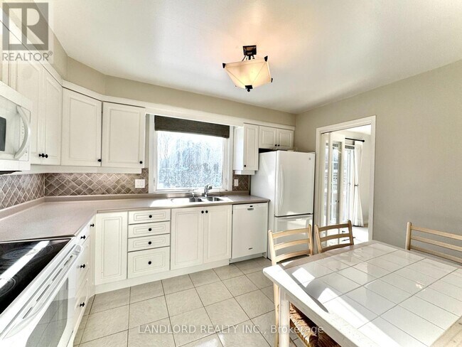 2294 Wyandotte Dr in Oakville, ON - Building Photo - Building Photo