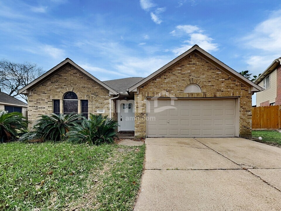 5010 Chase Mountain Dr in Bacliff, TX - Building Photo