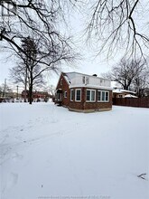 909 Monmouth Rd in Windsor, ON - Foto de edificio - Building Photo