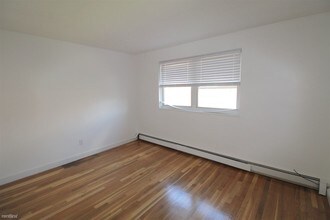 32 Whitman Rd-Unit -Apt 1-2 in Waltham, MA - Building Photo - Building Photo