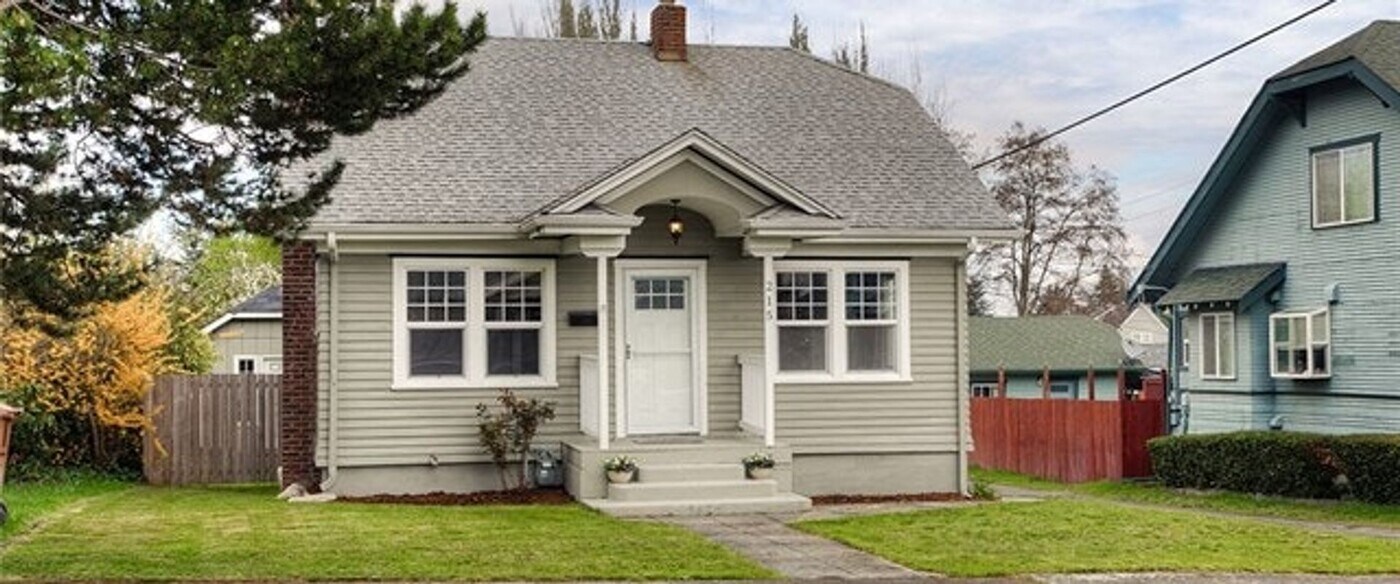 215 S 46th St in Tacoma, WA - Building Photo