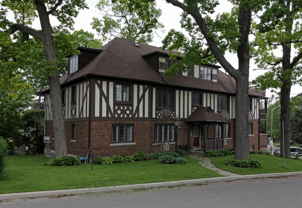 2 Traymore Cres in Toronto, ON - Building Photo