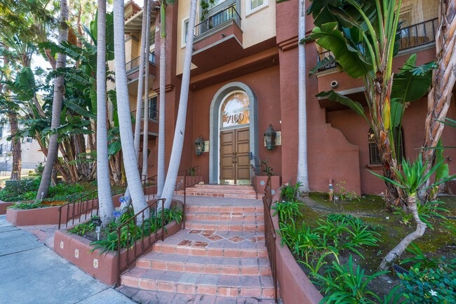 7100 La Tijera Blvd in Los Angeles, CA - Building Photo - Building Photo