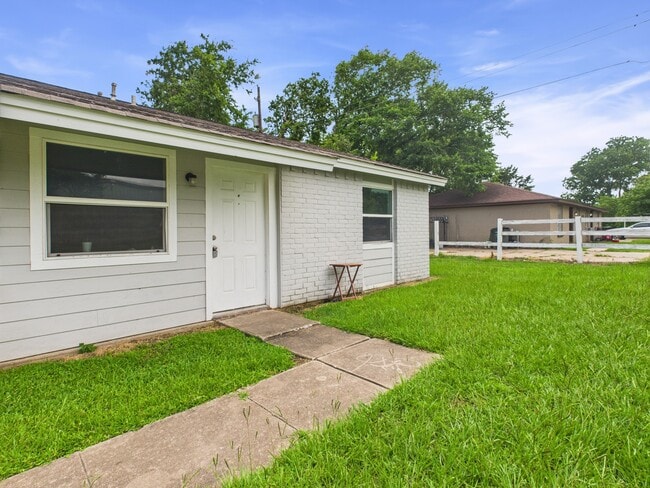 1900 Finfeather Rd in Bryan, TX - Building Photo - Building Photo