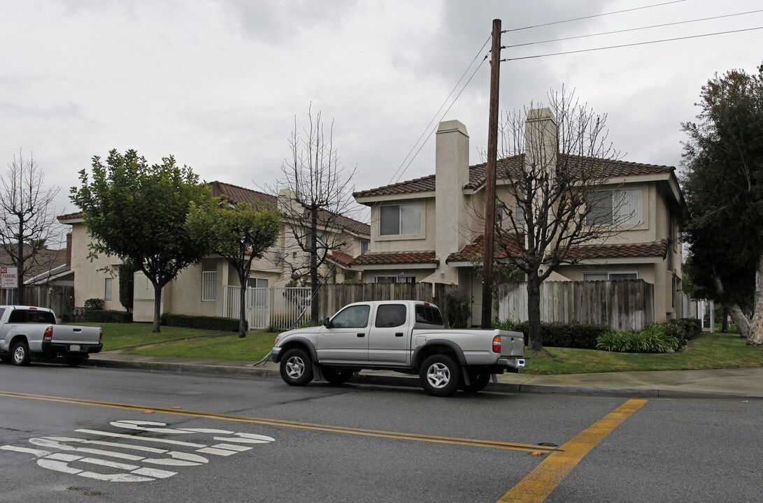 Hamilton Court Apartments in Costa Mesa, CA - Building Photo