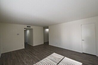 14033 Bessemer St in Los Angeles, CA - Building Photo - Building Photo