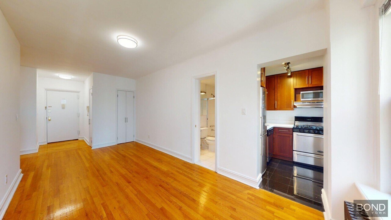 165 E 83rd St in New York, NY - Building Photo