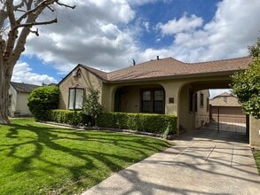 1015 S Pleasant Ave in Lodi, CA - Building Photo - Building Photo