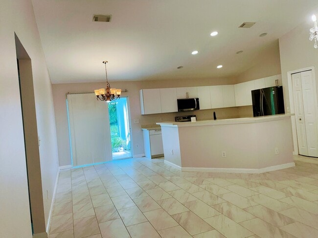 2333 SW Wynnewood St in Port St. Lucie, FL - Building Photo - Building Photo