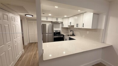 5845 Washington St in Hollywood, FL - Building Photo - Building Photo