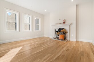 1370 Beacon St, Unit 4 in Brookline, MA - Foto de edificio - Building Photo