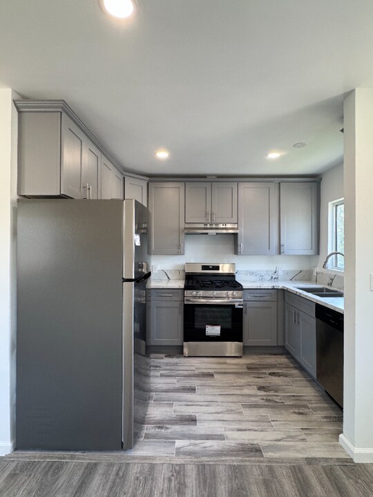 15029 Burbank Blvd in Los Angeles, CA - Building Photo