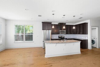 7208 Bertram Ct in Austin, TX - Foto de edificio - Building Photo