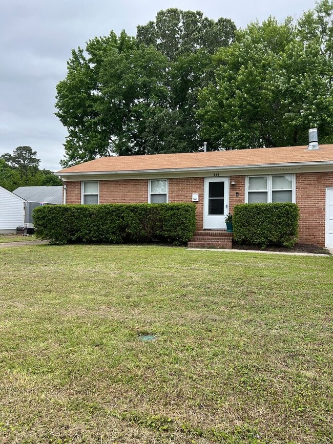 223 Larissa Dr in Newport News, VA - Building Photo - Building Photo