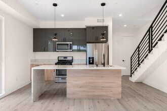 15330 Weddington St, Unit 1 in Sherman Oaks, CA - Foto de edificio - Building Photo