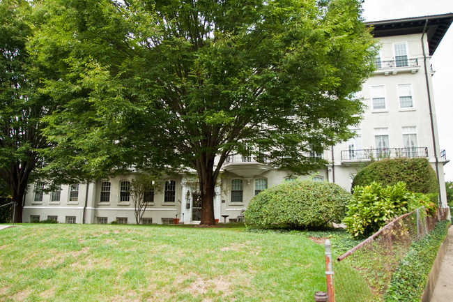 Chevy Chase Apartments in Washington, DC - Foto de edificio - Building Photo